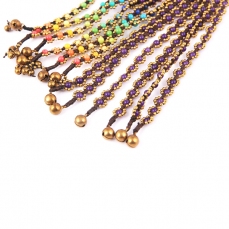 Braccialetto con perle colorate, perline dorate e sonaglio - scegli il tuo colore