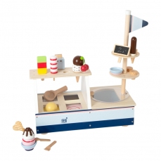 Il banco della gelateria con tanti accessori