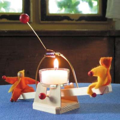 Altalena dei nani con candela