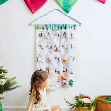 Calendario dell'Avvento in seta con le tasche per i regali - Una giornata sulla neve