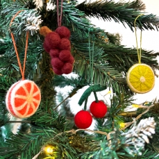 Decorazione da appendere - Frutti colorata in lana cardata
