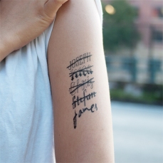 James - Tatuaggio temporaneo per la fidanzata di James Tattly