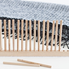 Telaio da tavolo con bastoncini per tessiture grosse