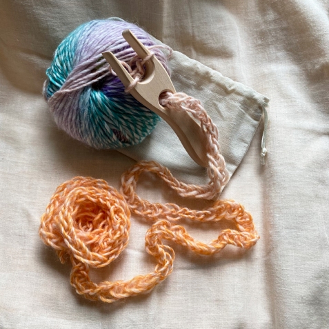 Lucet - Forchetta per la maglia a catenella con gomitolo di lana