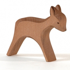 Capriolo in piedi in legno