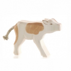 Vitellino che cuccia il latte in legno